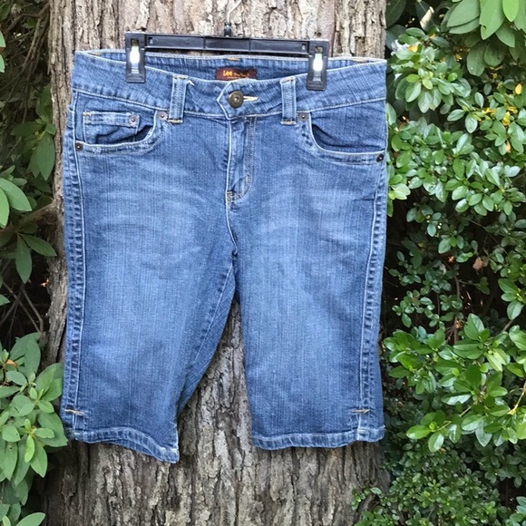 Lee One True Fit Lower on the Waist Denim Blue Jean Bermuda Shorts Capris 7/8 M - Picture 1 of 16